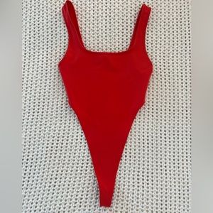 ALO YOGA - HOT SHOT BODYSUIT
